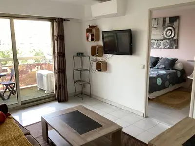 Télévision ou salle de divertissement dans l'établissement Appartement 2 pièces meublés à Juan Les Pins