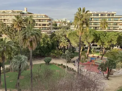 Jardin de l'établissement Appartement 2 pièces meublés à Juan Les Pins