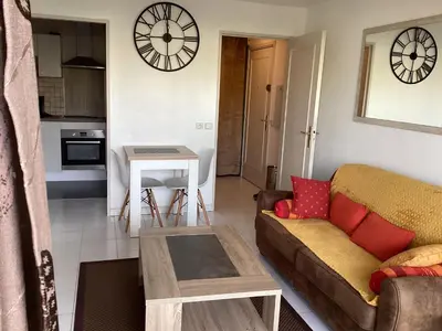 Cuisine ou kitchenette dans l'établissement Appartement 2 pièces meublés à Juan Les Pins
