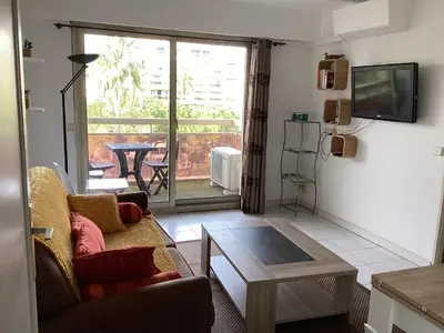Télévision ou salle de divertissement dans l'établissement Appartement 2 pièces meublés à Juan Les Pins