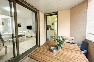 Télévision ou salle de divertissement dans l'établissement SAINT ROCH 2 - Confortable, Lumineux, Garage, Gare à 300M