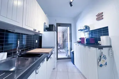 Cuisine ou kitchenette dans l'établissement SAINT ROCH 2 - Confortable, Lumineux, Garage, Gare à 300M