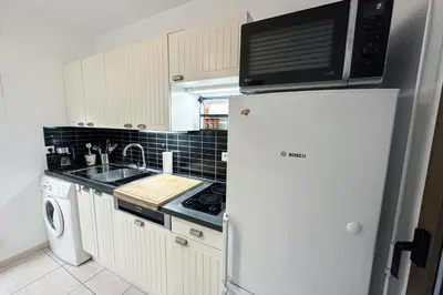 Cuisine ou kitchenette dans l'établissement SAINT ROCH 2 - Confortable, Lumineux, Garage, Gare à 300M