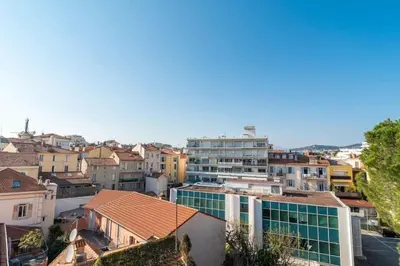 Vue générale sur Cannes ou vue de la ville depuis l'appartement