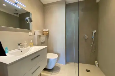 Salle de bains dans l'établissement Exceptional Cannes Center sea view and swimming pool LIVE IN PARC BRUYERE