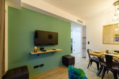 Télévision ou salle de divertissement dans l'établissement Charmant pour 6 au Cœur d'Antibes