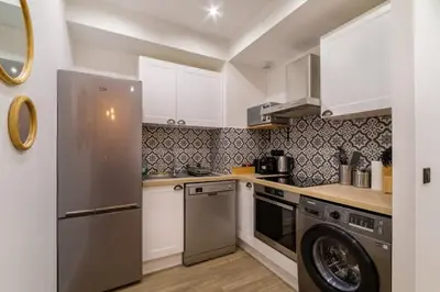 Cuisine ou kitchenette dans l'établissement Charmant pour 6 au Cœur d'Antibes
