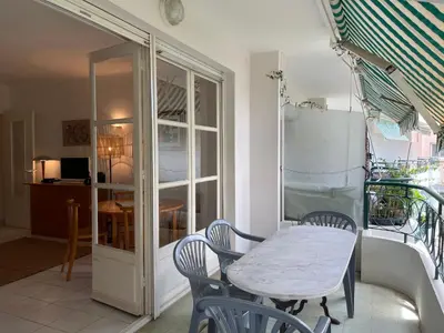 Cuisine ou kitchenette dans l'établissement Cannes Martinez climatisé 5 couchages
