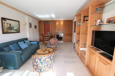 Télévision ou salle de divertissement dans l'établissement Appartement 80 m2 au centre-ville de Cannes