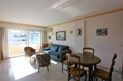 Coin salon dans l'établissement Appartement 80 m2 au centre-ville de Cannes