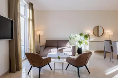 Coin salon dans l'établissement 3 pièces rue dAntibes à deux pas du Palais des festivals
