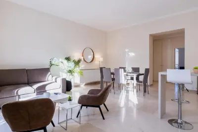 Coin salon dans l'établissement 3 pièces rue dAntibes à deux pas du Palais des festivals