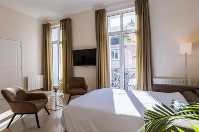 Télévision ou salle de divertissement dans l'établissement 3 pièces rue dAntibes à deux pas du Palais des festivals