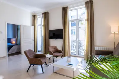Télévision ou salle de divertissement dans l'établissement 3 pièces rue dAntibes à deux pas du Palais des festivals