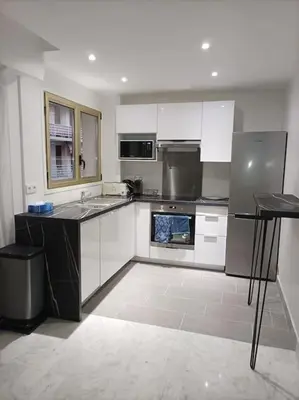 Cuisine ou kitchenette dans l'établissement EMPLACEMENT DE PREMIER ORDRE EN BAS DES PLAGES ET DES COMMERCES
