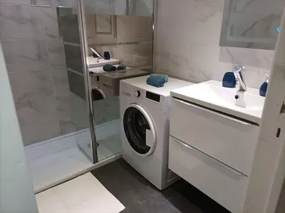 Salle de bains dans l'établissement EMPLACEMENT DE PREMIER ORDRE EN BAS DES PLAGES ET DES COMMERCES