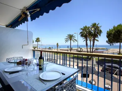 Vue générale sur la mer ou vue sur la mer prise depuis l'appartement