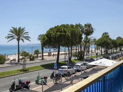 Vue générale sur la mer ou vue sur la mer prise depuis l'appartement