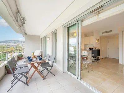 Balcon ou terrasse dans l'établissement Apartment Cristal Croisette-4 by Interhome