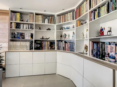 Bibliothèque dans l'appartement