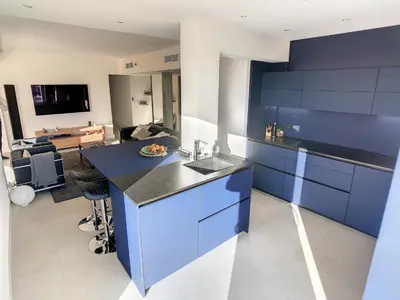 Télévision ou salle de divertissement dans l'établissement Penthhouse 1 & 2 bedroom apartment 2 mins from the Croisette 335