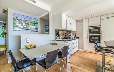 Cuisine ou kitchenette dans l'établissement Cozy Apartment In Vallauris With Wifi