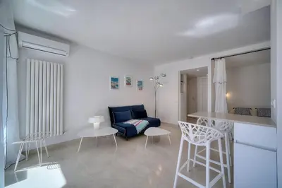 Coin salon dans l'établissement REF 1745 - Cannes Center - Studio for rent