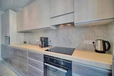 Cuisine ou kitchenette dans l'établissement REF 1477 - Apartment for rent