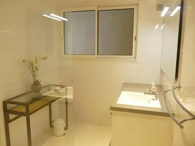Salle de bains dans l'établissement Two bedroom apartment next to the Croisette in Cannes a short walk to the Palais des Festivals - 1961