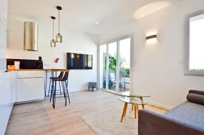 Cuisine ou kitchenette dans l'établissement Le Flore SCLS - Wifi, Clim, Terrasse