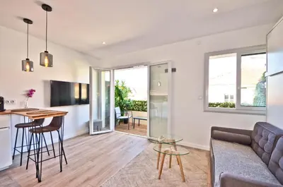 Télévision ou salle de divertissement dans l'établissement Le Flore SCLS - Wifi, Clim, Terrasse