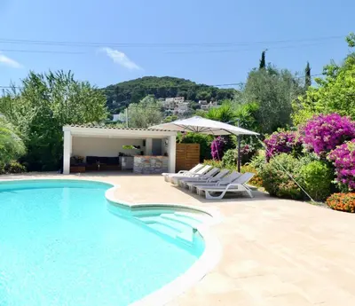 Piscine de l'établissement Luxueuse Villa Climatisée à Cannes ou située à proximité