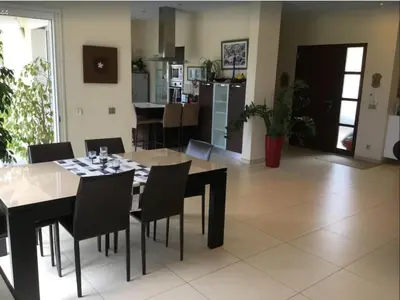 Coin salon dans l'établissement Luxueuse Villa Climatisée à Cannes