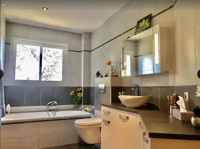 Salle de bains dans l'établissement Luxueuse Villa Climatisée à Cannes