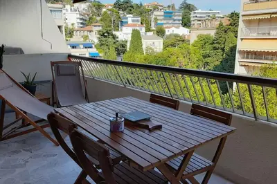 Balcon ou terrasse dans l'établissement Appartement proche croisette avec parking et climatisation