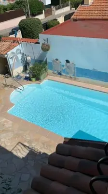 Piscine de l'établissement Grand Appartement (Haut de villa) proche de la mer ou située à proximité