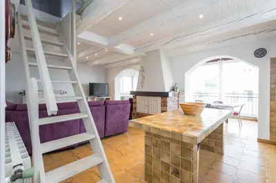 Télévision ou salle de divertissement dans l'établissement Grand Appartement (Haut de villa) proche de la mer