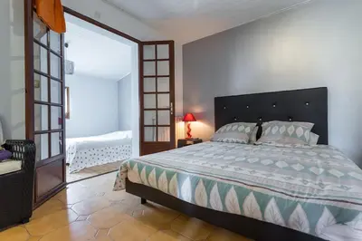 Un ou plusieurs lits dans un hébergement de l'établissement Grand Appartement (Haut de villa) proche de la mer