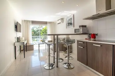 Cuisine ou kitchenette dans l'établissement Croisette: 2BDR Apartment
