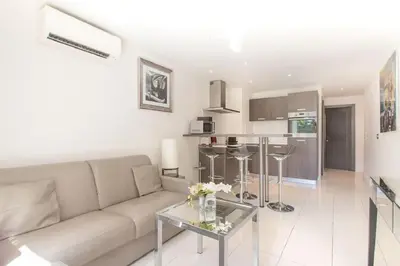 Cuisine ou kitchenette dans l'établissement Croisette: 2BDR Apartment