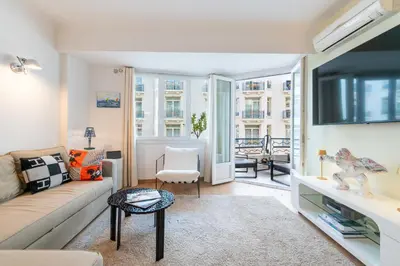 Coin salon dans l'établissement 2-Bedroom Apartment with Terrace and Side Sea View