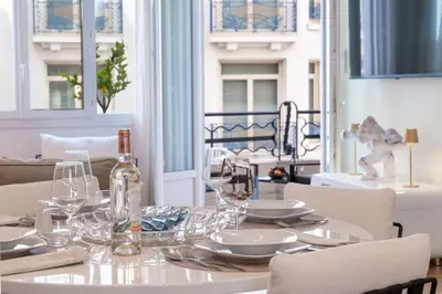 Coin salon dans l'établissement 2-Bedroom Apartment with Terrace and Side Sea View