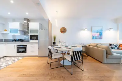 Cuisine ou kitchenette dans l'établissement 2-Bedroom Apartment with Terrace and Side Sea View