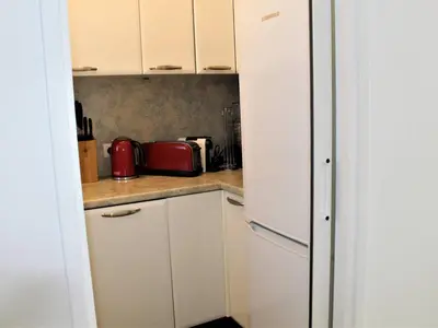 Cuisine ou kitchenette dans l'établissement Superbe 3 Pièces avec Terrasse, Clim et Vue Mer à Villeneuve-Loubet - FR-1-252A-92