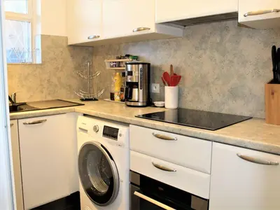 Cuisine ou kitchenette dans l'établissement Superbe 3 Pièces avec Terrasse, Clim et Vue Mer à Villeneuve-Loubet - FR-1-252A-92