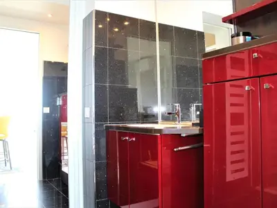 Cuisine ou kitchenette dans l'établissement Superbe 3 Pièces avec Terrasse, Clim et Vue Mer à Villeneuve-Loubet - FR-1-252A-92