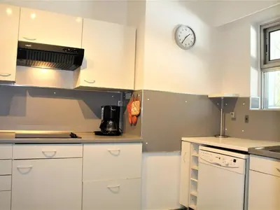 Cuisine ou kitchenette dans l'établissement Moderne T3, 2 chambres, climatisé, parking, plage à pied - FR-1-252A-93