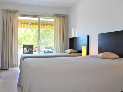 Un ou plusieurs lits dans un hébergement de l'établissement Moderne T3, 2 chambres, climatisé, parking, plage à pied - FR-1-252A-93