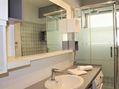 Salle de bains dans l'établissement Moderne T3, 2 chambres, climatisé, parking, plage à pied - FR-1-252A-93