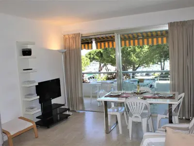 Coin salon dans l'établissement Moderne T3, 2 chambres, climatisé, parking, plage à pied - FR-1-252A-93